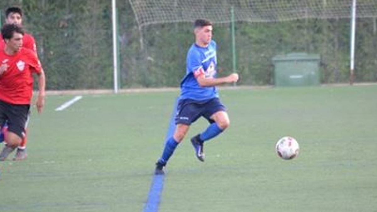 Dos aficionados salvan la vida a un futbolista juvenil en el terreno de juego en Almansa