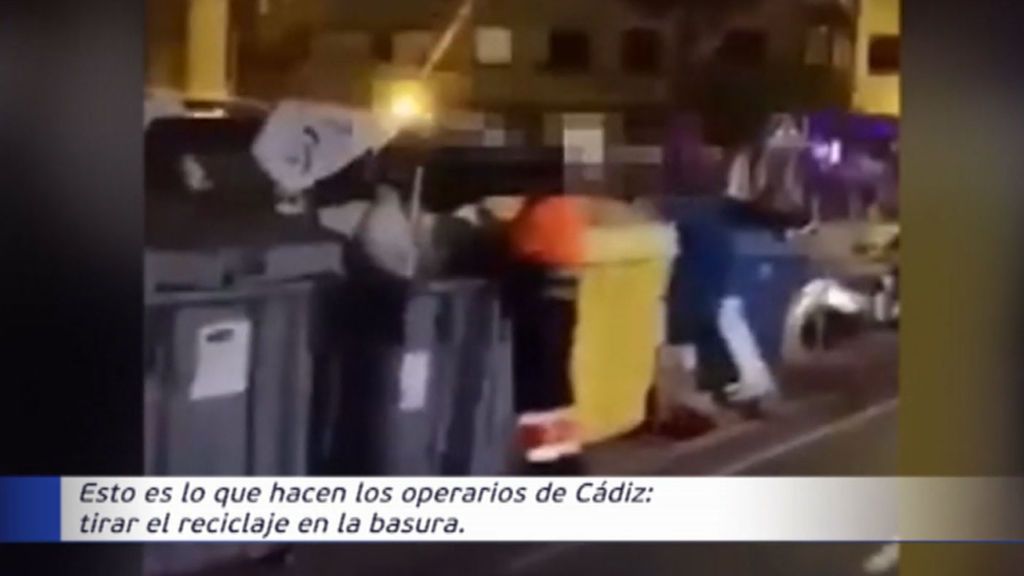 Denuncian cómo un operario de recogida echa por tierra el reciclaje en Cádiz