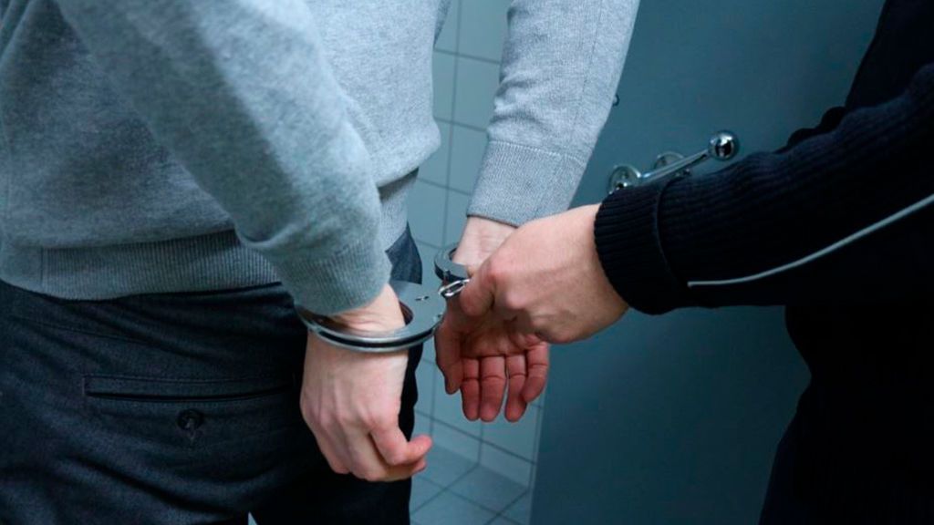 Un ladrón arrepentido lleva a la policía a su casa para devolver lo robado Un ladrón arrepentido lleva a la policía a su casa para devolver lo robado
