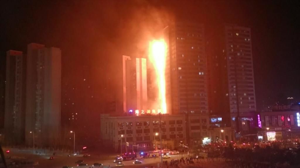 El fuego devora un rascacielos en China