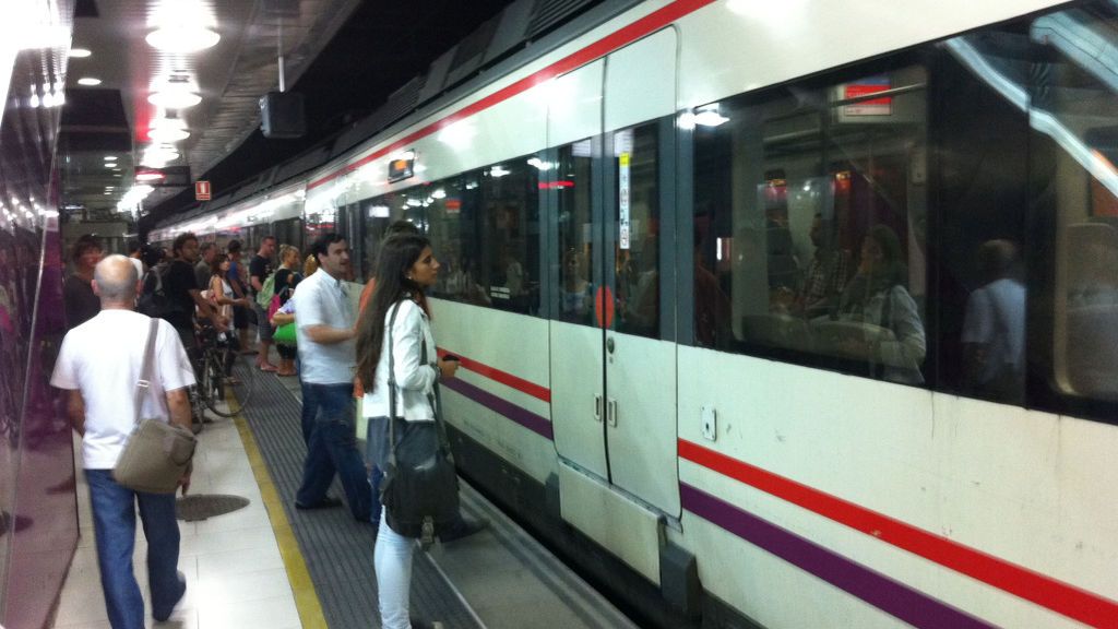 Desaparece la T-10 en Barcelona: el título substitutivo será más caro y el mensual más económico Desaparece la T-10 en Barcelona: el título substitutivo será más caro y el mensual más económico