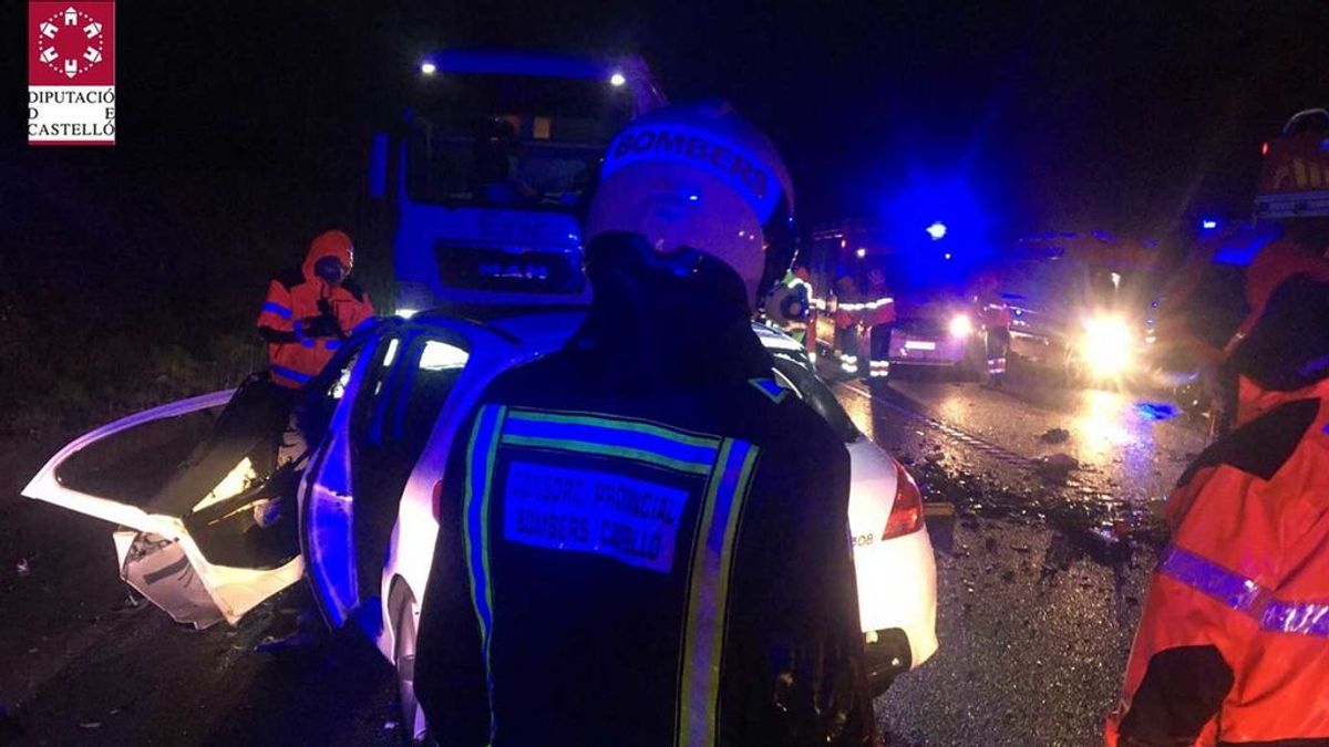 Tres muertos en un accidente entre dos coches y un camión en Castellón