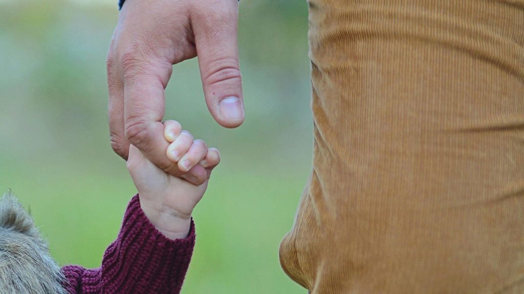 Abandona a un niño en la carretera porque creía que era gay Abandona a un niño en la carretera porque creía que era gay