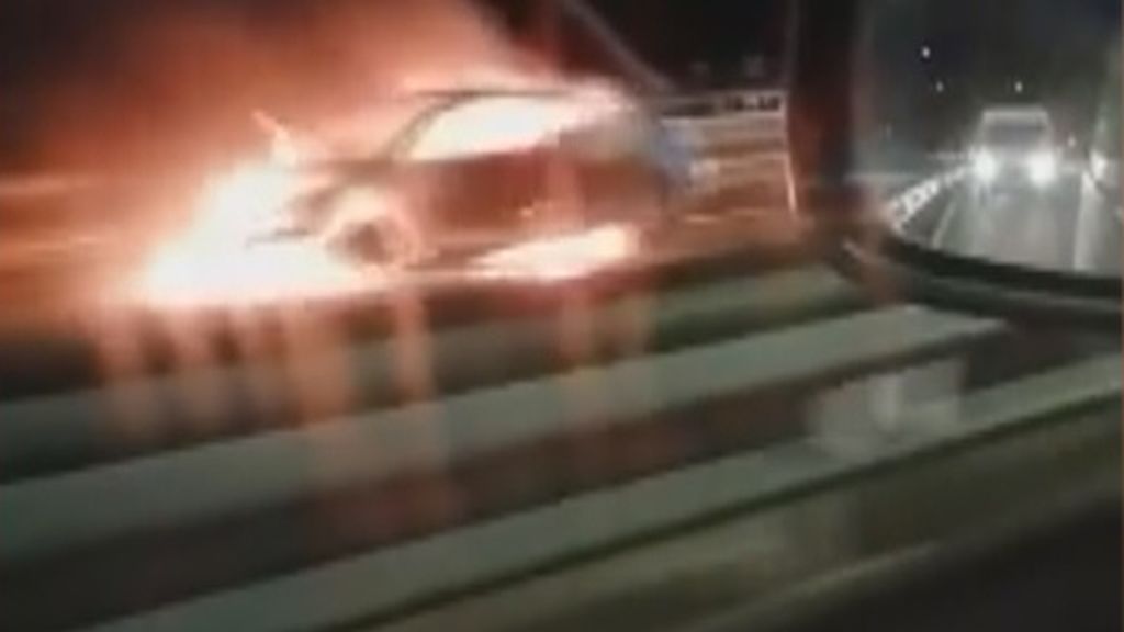 Detenidos los dos ocupantes del coche que salió ardiendo en una autopista de Pontevedra
