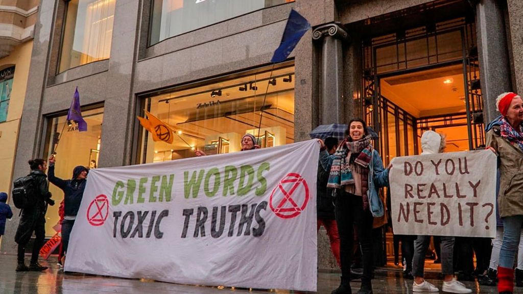 Una treintena de activistas ocupa la tienda de Zara en la Gran Vía de Madrid Una treintena de activistas ocupa la tienda de Zara en la Gran Vía de Madrid