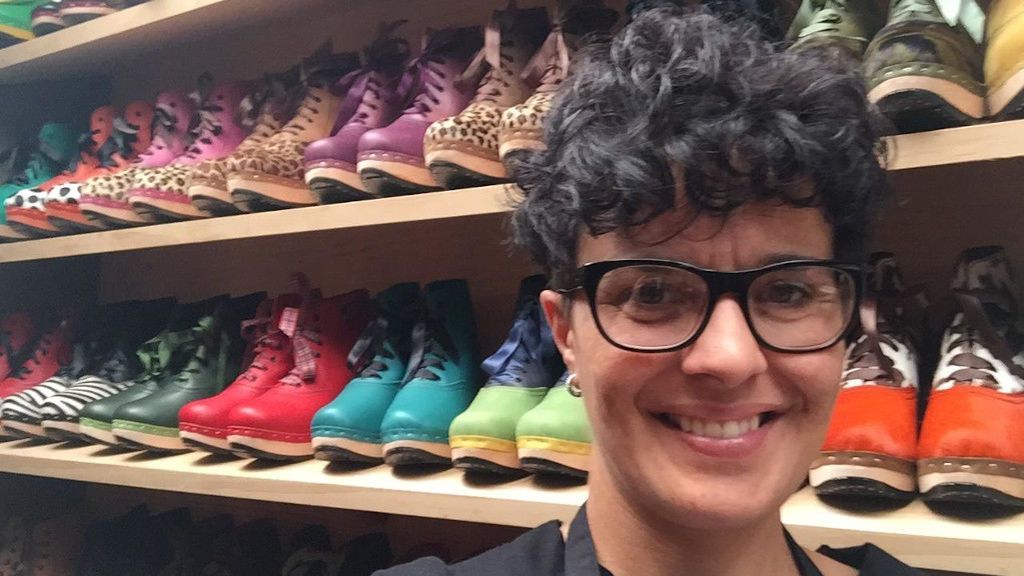 De calzado de campesinos a zapatos de moda. Elena Ferro gana el Premio Nacional de Artesanía con sus zuecos De calzado de campesinos a zapatos de moda. Elena Ferro gana el Premio Nacional de Artesanía con sus zuecos