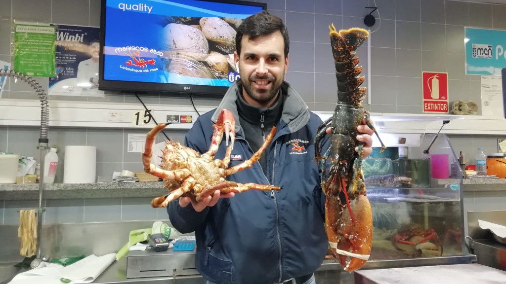 Gonzalo Abad regenta uno de los puestos más populares del mercado coruñés