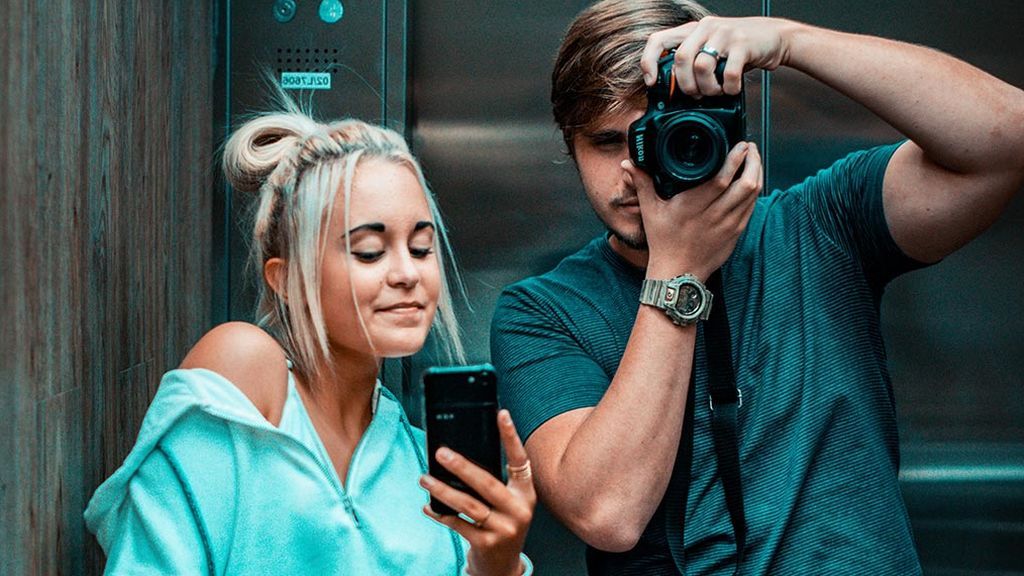 Uno de cada tres universitarios envía fotos provocativas o de contenido sexual desde su móvil Uno de cada tres universitarios envía fotos provocativas o de contenido sexual desde su móvil