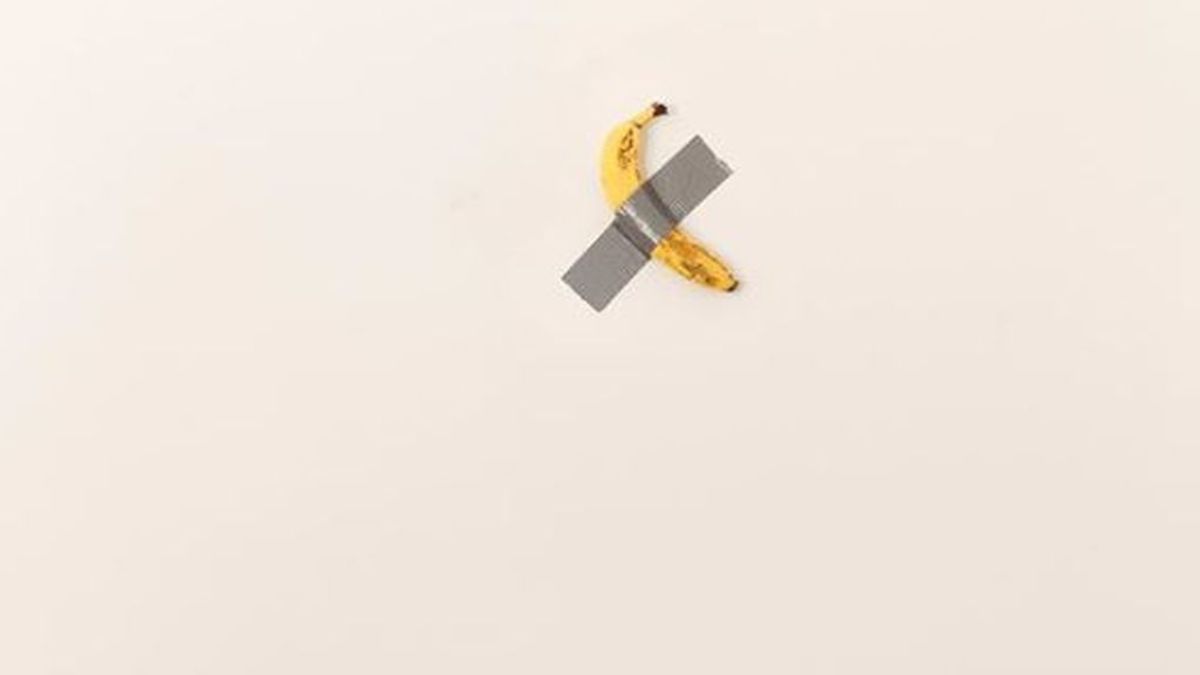 Arte moderno: compran un plátano pegado con cinta aislante a una pared por 120.000 dólares Arte moderno: compran un plátano pegado con cinta aislante a una pared por 120.000 dólares