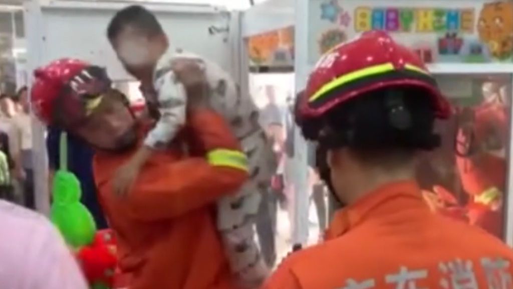 Un niño vive su peor pesadilla al quedar atrapado en una máquina expendedora de peluches
