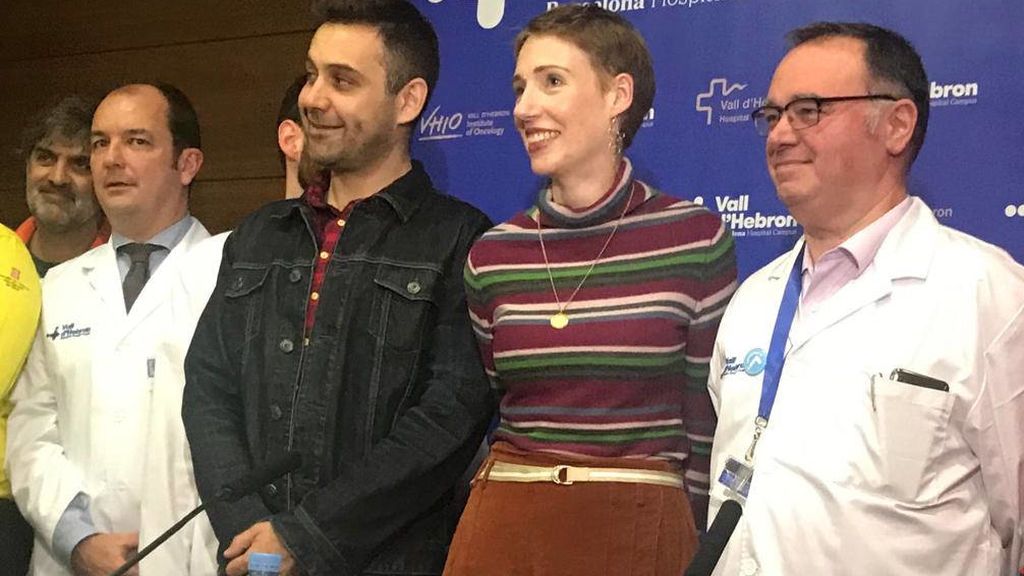 Audrei Mash, acompañada por su marido y los médicos que consiguieron reanimarla