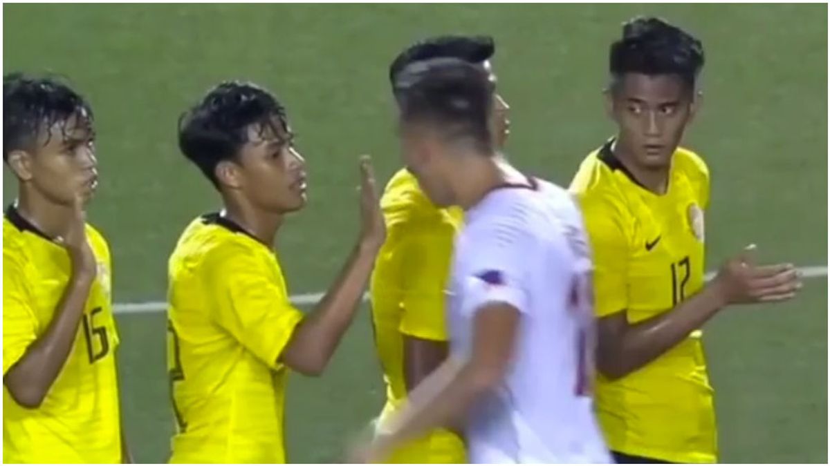 Un jugador de fútbol filipino se vuelve loco y empieza a golpear a sus rivales en el pasillo de saludos Un jugador de fútbol filipino se vuelve loco y empieza a golpear a sus rivales en el pasillo de saludos