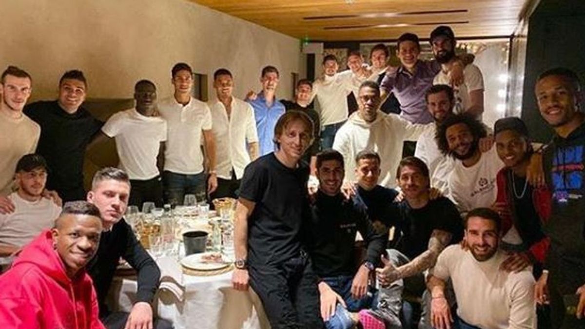 Un palo de golf, un peluche, un andador o un ladrillo: los regalos que se dieron los jugadores del Real Madrid en la cena de Navidad