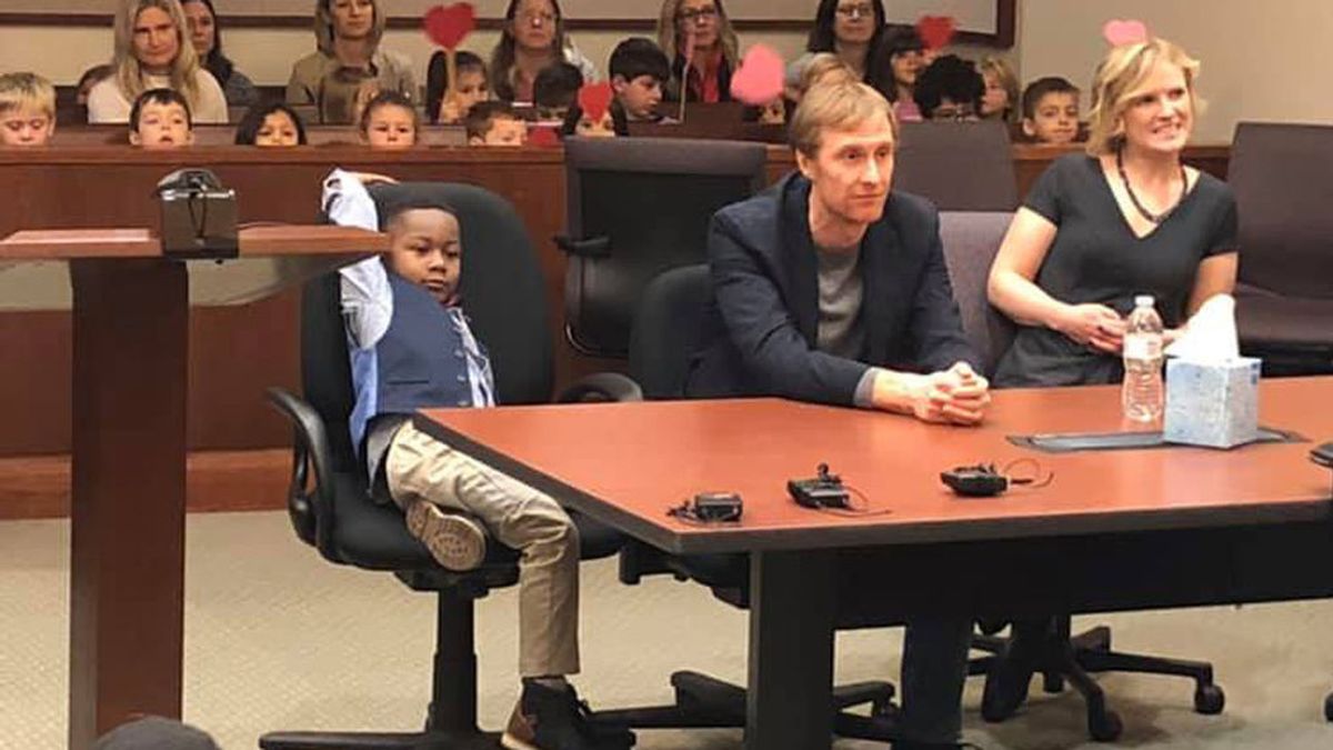 Un niño de cinco años invita a su adopción a sus amigos de guardería Un niño de cinco años invita a su adopción a sus amigos de guardería