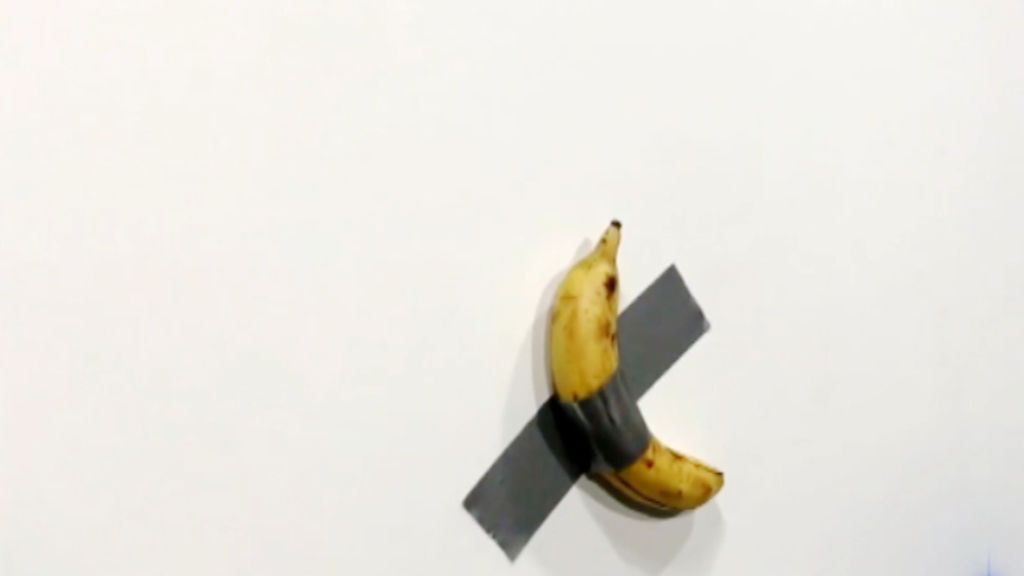 Un plátano pegado a una pared con cinta aislante, vendido por más de 100.000 euros