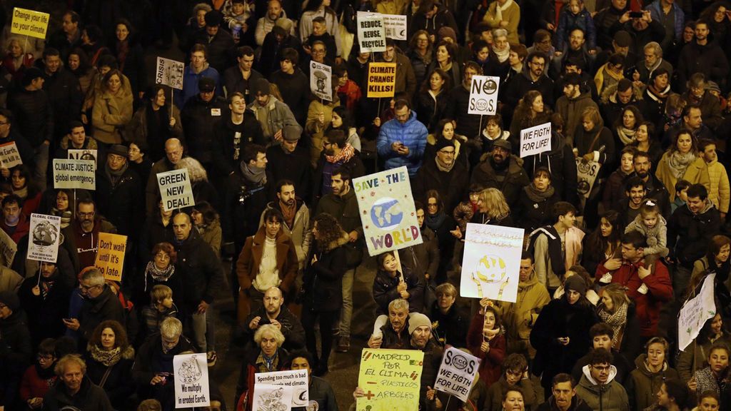 Miles de personas luchan por atajar la emergencia climática