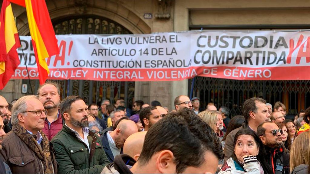 Ciudadanos abandona la marcha constitucionalista en Barcelona por un cartel contrario a la ley contra la violencia machista Ciudadanos abandona la marcha constitucionalista en Barcelona por un cartel contrario a la ley contra la violencia machista