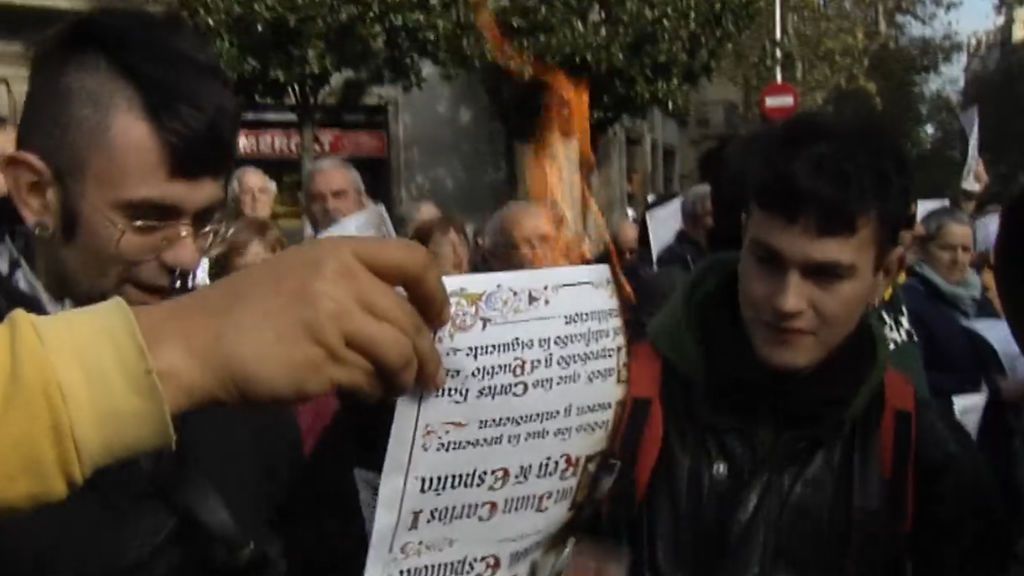Independentistas de Reus queman páginas de la Constitución frente al Ayuntamiento