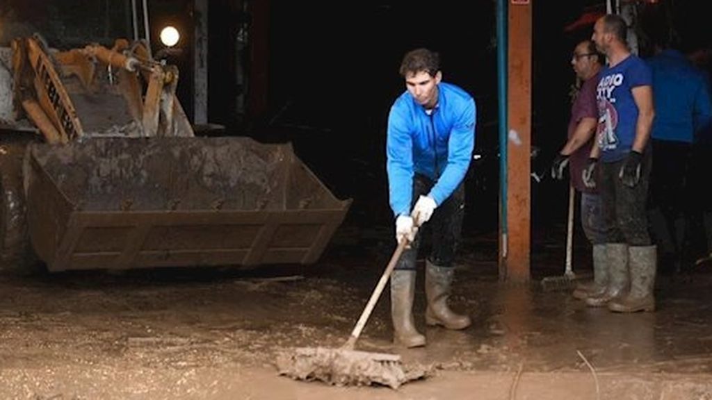 Desde ayudas económicas, a recoger barro: las acciones de Rafa Nadal para ayudar a Manacor