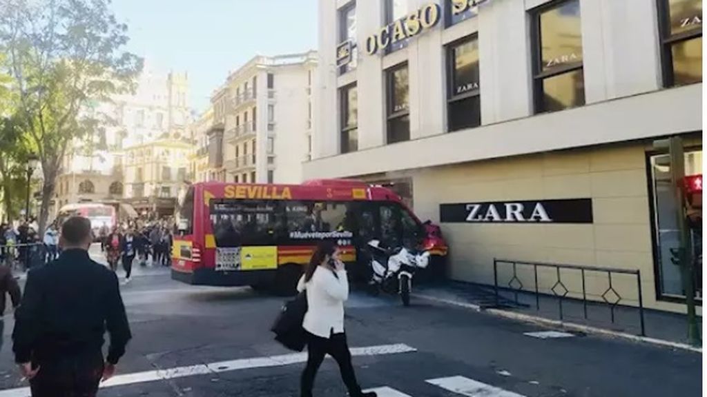 Una colisión de un autobús de Tussam contra un escaparate en Sevilla deja 10 heridos, 2 de ellos de gravedad