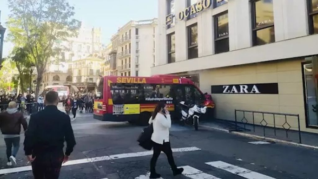 Un microbús colisiona contra un escaparate en Sevilla: 9 personas han resultado heridas