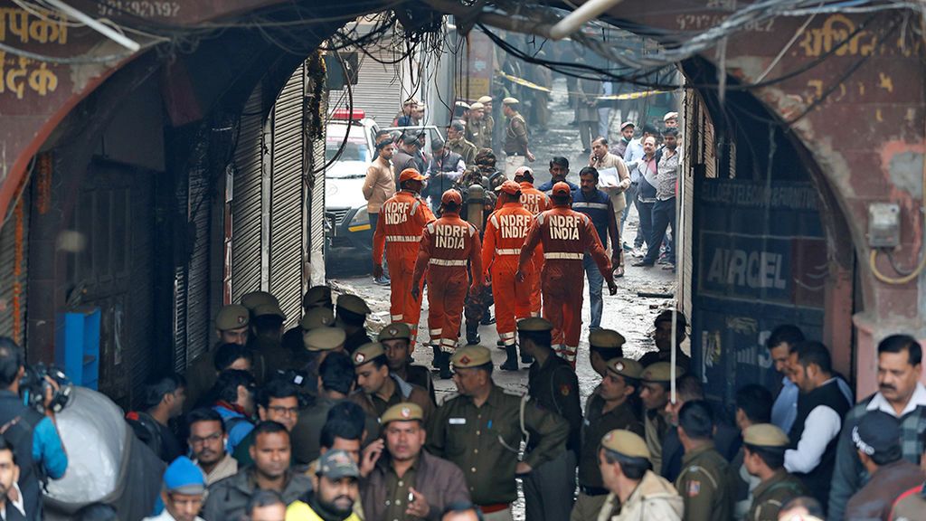 Medio centenar de muertos en el incendio de una fábrica textil en Nueva Delhi