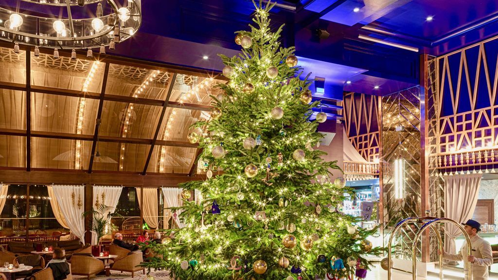 Málaga se une a la guerra de las luces de Navidad con un árbol de diamantes Málaga se une a la guerra de las luces de Navidad con un árbol de diamantes