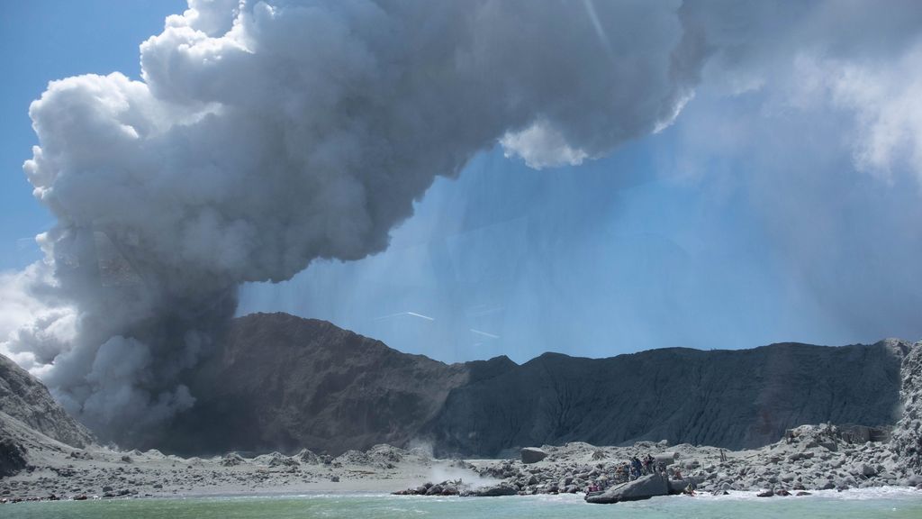 Cinco muertos por la repentina erupción del volcán Wakahari en Nueva Zelanda