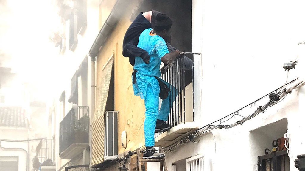 Un joven senegalés rescata a un hombre de una casa en llamas Un joven senegalés rescata a un hombre de una casa en llamas