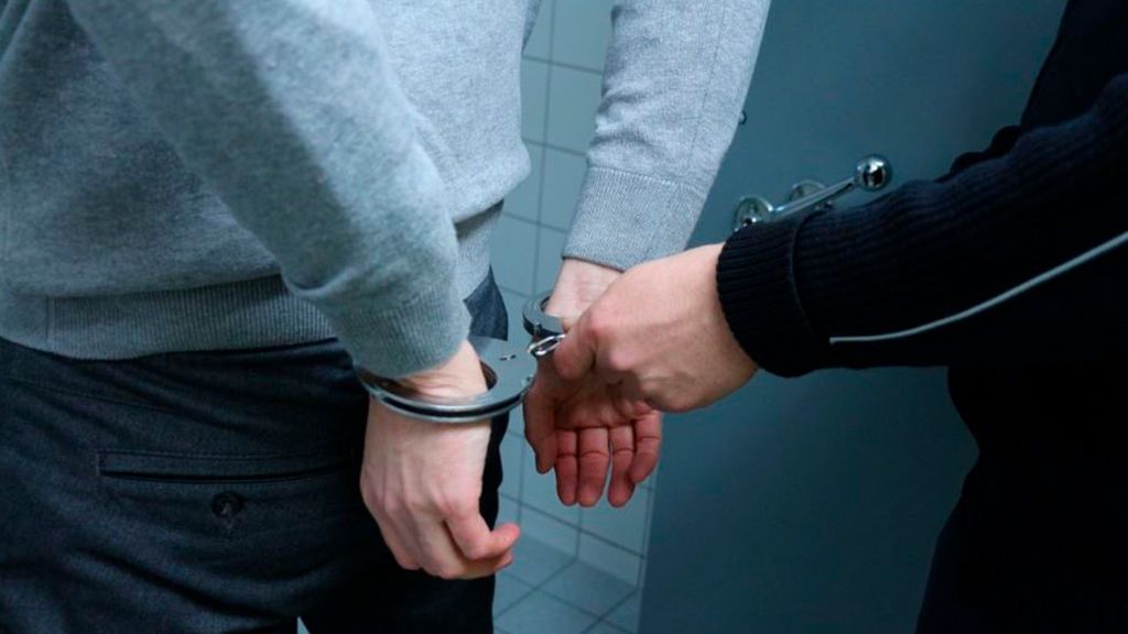 Cinco años de prisión por golpear con una barra de hierro, disparar y quemar a una persona en Cuenca Cinco años de prisión por golpear con una barra de hierro, disparar y quemar a una persona en Cuenca