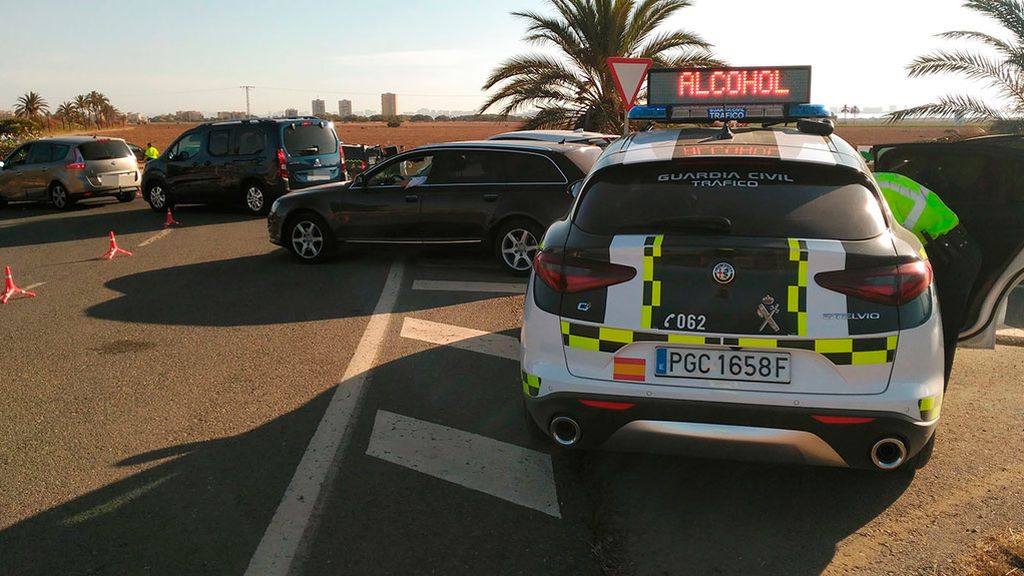 La DGT anuncia 25.000 controles de alcohol y drogas diarios en la semana de las cenas de Navidad La DGT anuncia 25.000 controles de alcohol y drogas diarios en la semana de las cenas de Navidad