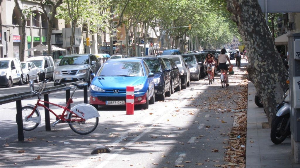 Quien gane poco y necesite el coche contaminante podrá circular por Barcelona Quien gane poco y necesite el coche contaminante podrá circular por Barcelona