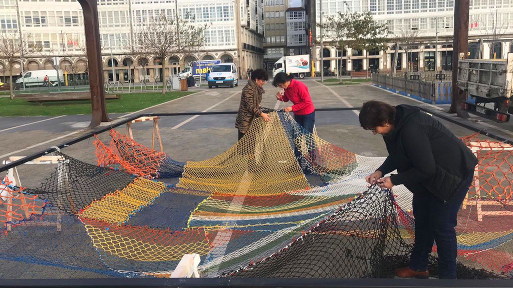 Un 'collage' hecho con viejas redes forma parte de la decoración navideña de A Coruña