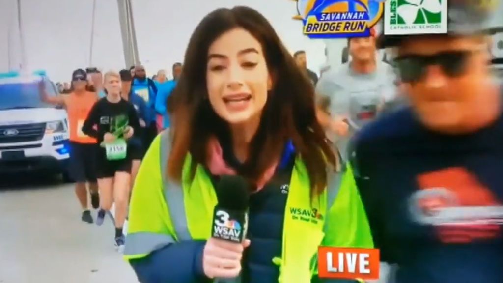 El corredor de un maratón le toca el culo a una periodista que cubría la carrera en directo