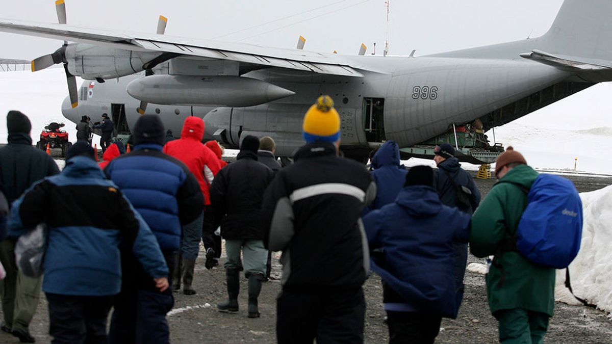 Chile da por "siniestrado" el avión militar desaparecido con 38 personas a bordo Chile da por "siniestrado" el avión militar desaparecido con 38 personas a bordo