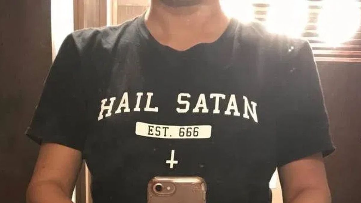 "Salve Satán". El polémico mensaje en una camiseta por el que una compañía aérea obligó a una mujer a cambiarse para poder tomar su vuelo "Salve Satán". El polémico mensaje en una camiseta por el que una compañía aérea obligó a una mujer a cambiarse para poder tomar su vuelo