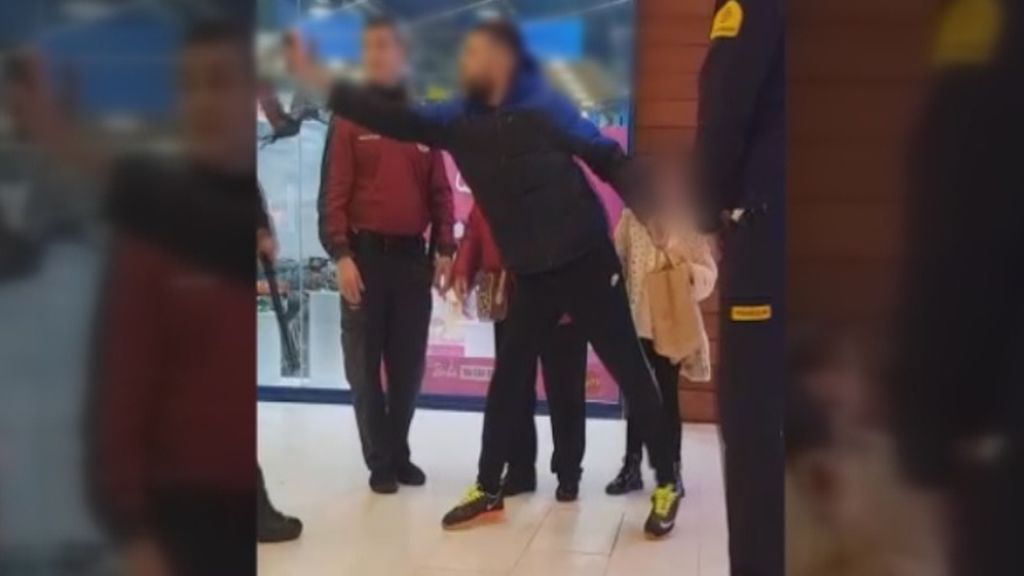 Un vigilante es insultado y atacado con gas pimienta en un centro comercial de Esplugues de Llobregat