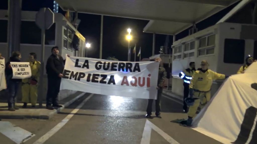 Protesta en el puerto de Sangunto por la llegada de un barco saudí con armas