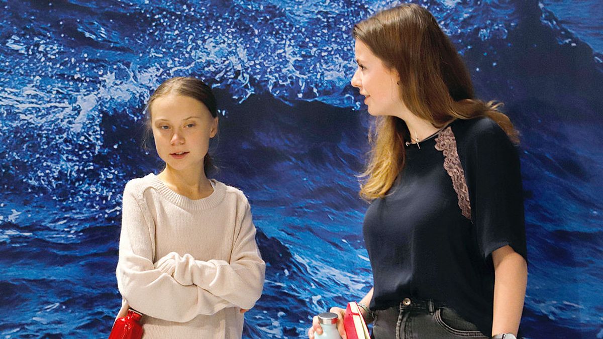 EuropaPress_2539151_10_December_2019_Spain_Madrid_German_climate_activist_Luisa_Neubauer_(R)_speaks_with_Swedish_climate_activist_Greta_Thunberg_as_they_attend_an_event_during_the_UN_Climate_Change_Conference_