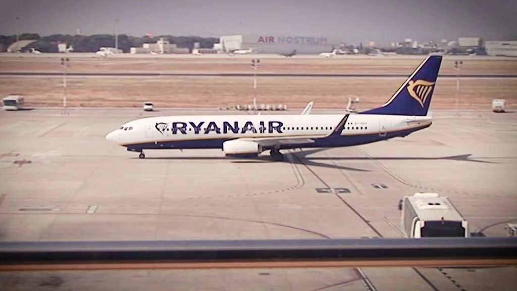 Un vuelo de Ryanair, obligado todos los lunes a dar vueltas en el aire durante 20 minutos hasta la apertura del aeropuerto de Santander