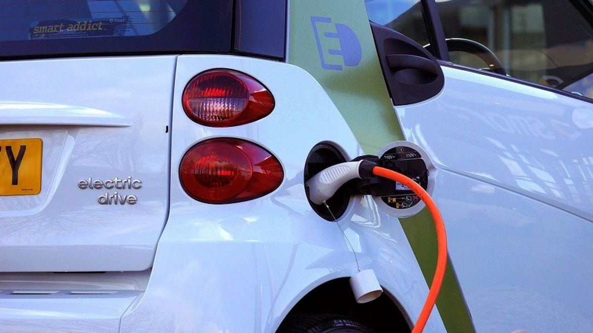 La ministra de Industria, Reyes Maroto, convencida de que España tendrá "más pronto que tarde" un proyecto propio de baterías eléctricas La ministra de Industria, Reyes Maroto, convencida de que España tendrá "más pronto que tarde" un proyecto propio de baterías eléctricas