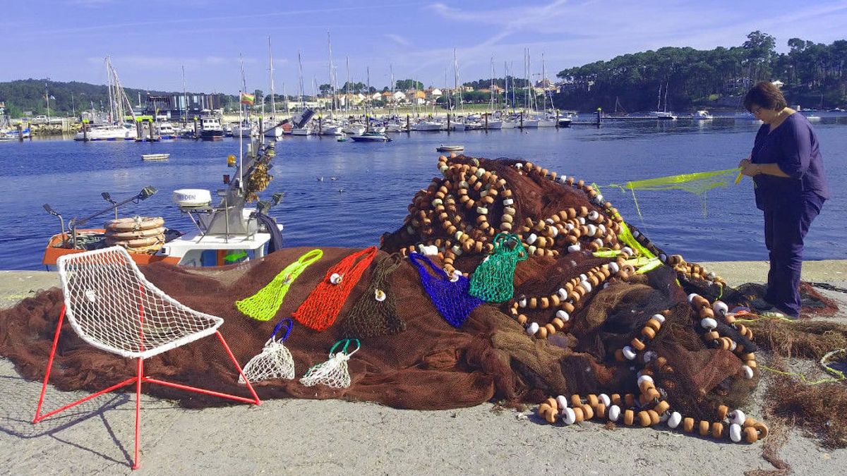Viejos aparejos de pesca convertidos en glamurosos bolsos: la apuesta sostenible de las rederas de Galicia