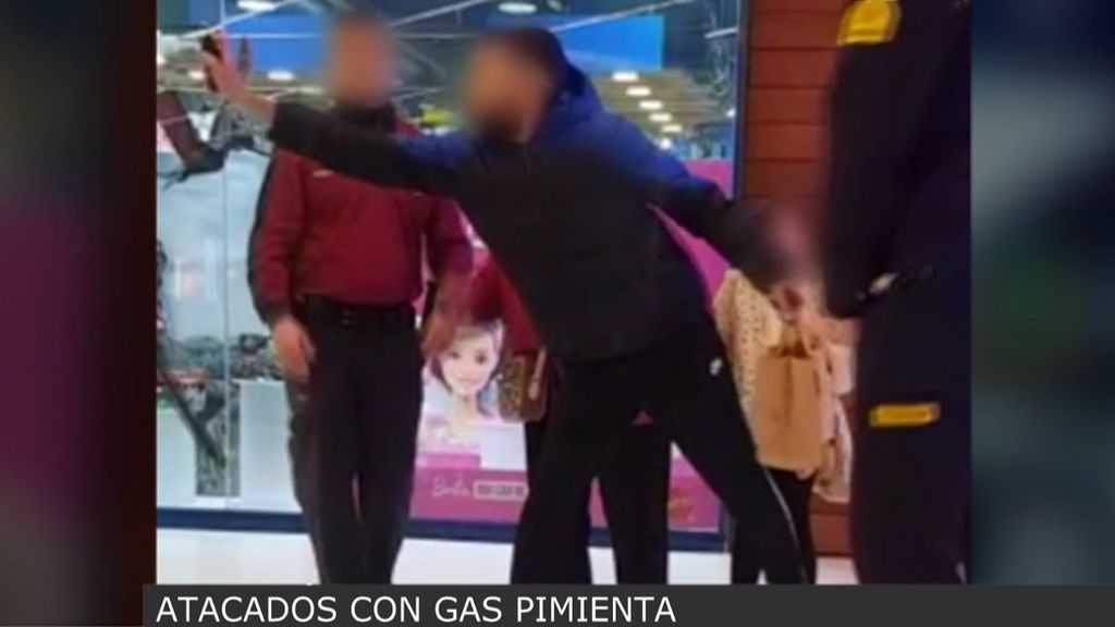 Impactante vídeo: un hombre ataca a dos vigilantes de seguridad con gas pimienta