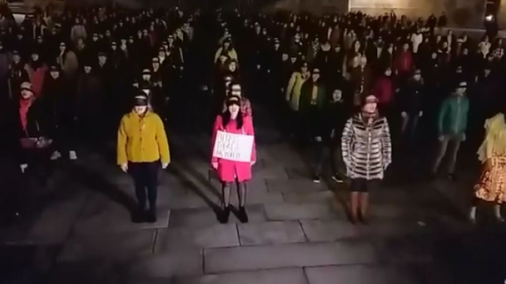 Echan a un militante del Partido Popular tras reventar un acto feminista al grito: ¡A casa que hay que hacer la cena! Echan a un militante del Partido Popular tras reventar un acto feminista al grito: ¡A casa que hay que hacer la cena!