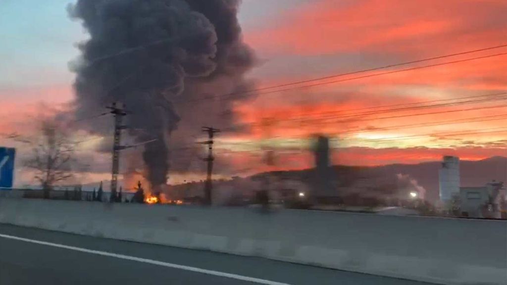 Incendio en una empresa de disolventes en Barcelona