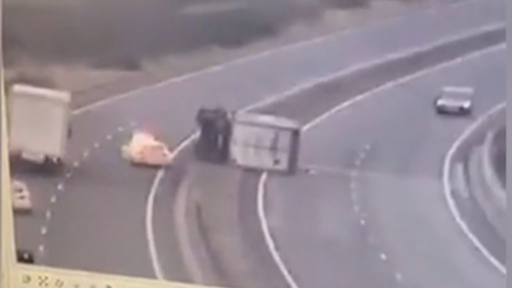 Vuelcan dos camiones en Reino Unido por las fuertes rachas de viento
