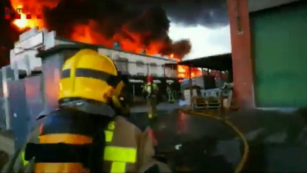 Los bomberos graban el incendio en la empresa de disolventes