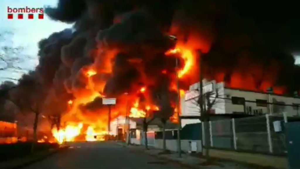 Los bomberos graban el incendio en la fábrica de disolventes