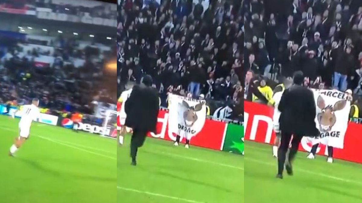 Memphis Depay, jugador del Olympique de Lyon, se encara con los ultras de su equipo por mostrar una bandera racista que insultaba a su compañero
