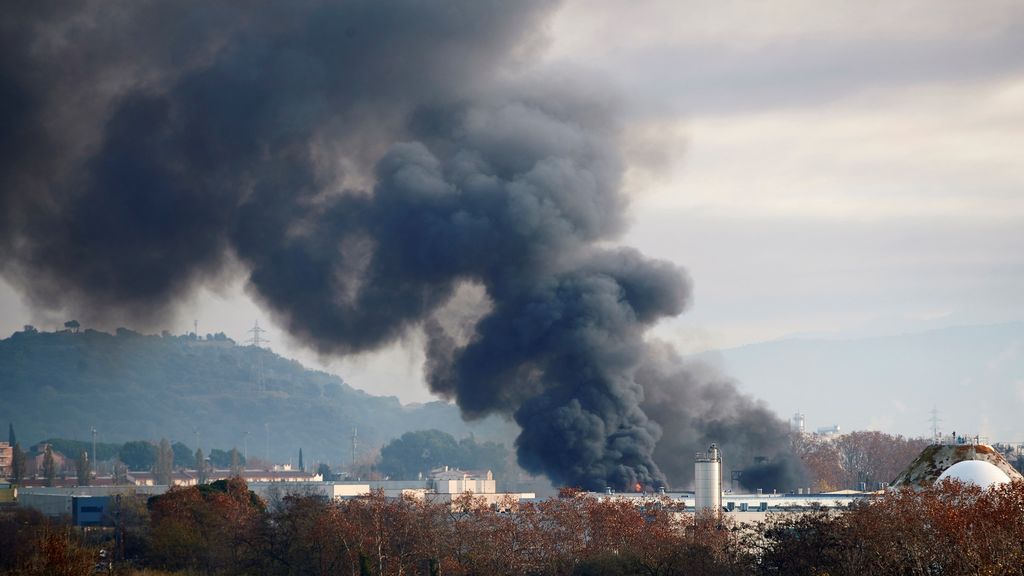 Cuatro pueblos, confinados por el incendio de una empresa de disolventes en Barcelona